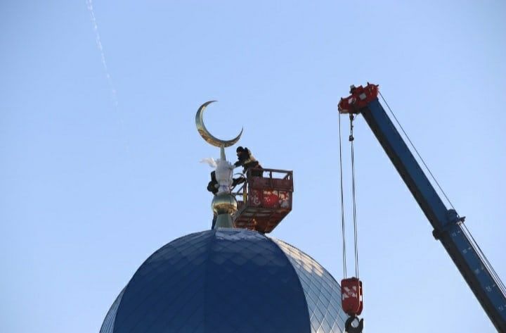 Сегодня состоялось историческое событие - установка полумесяца на главном куполе мечети "Лайли Джамал".
